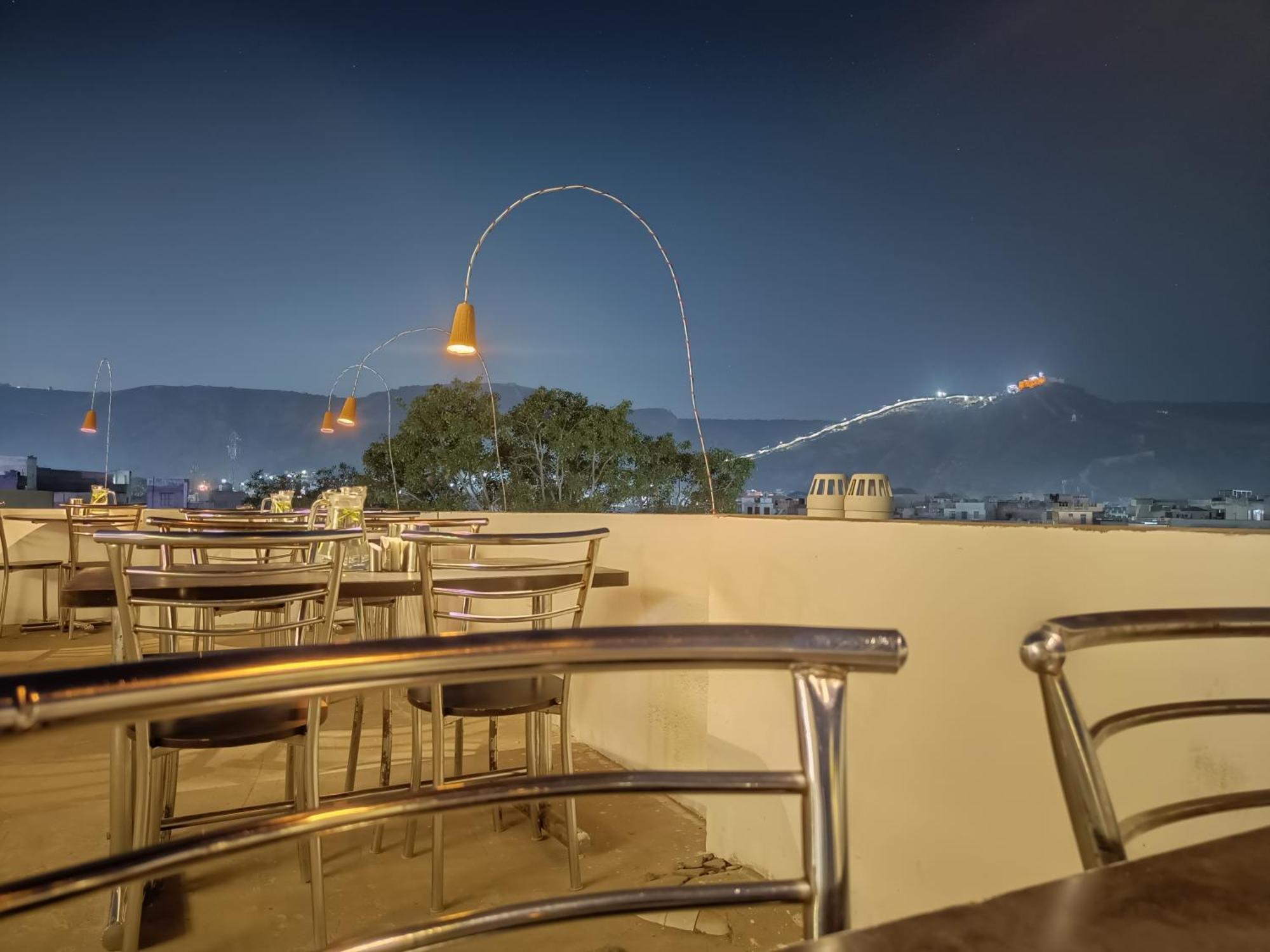 Chillout - A Boutique Hotel & Rooftop Restaurant Τζαϊπούρ Εξωτερικό φωτογραφία